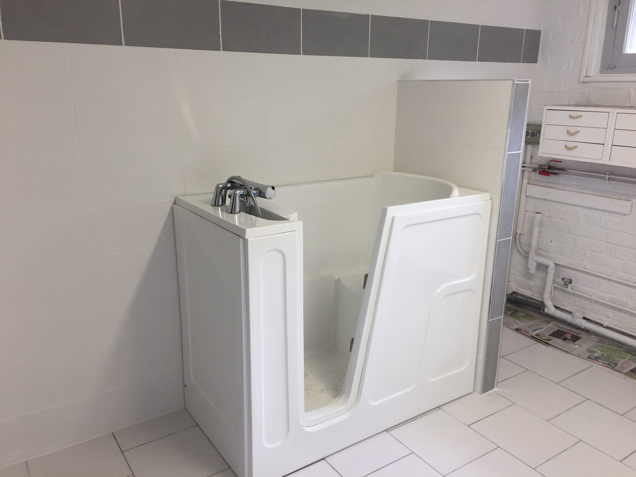Installation d’une baignoire à porte Installation d’une baignoire à porte