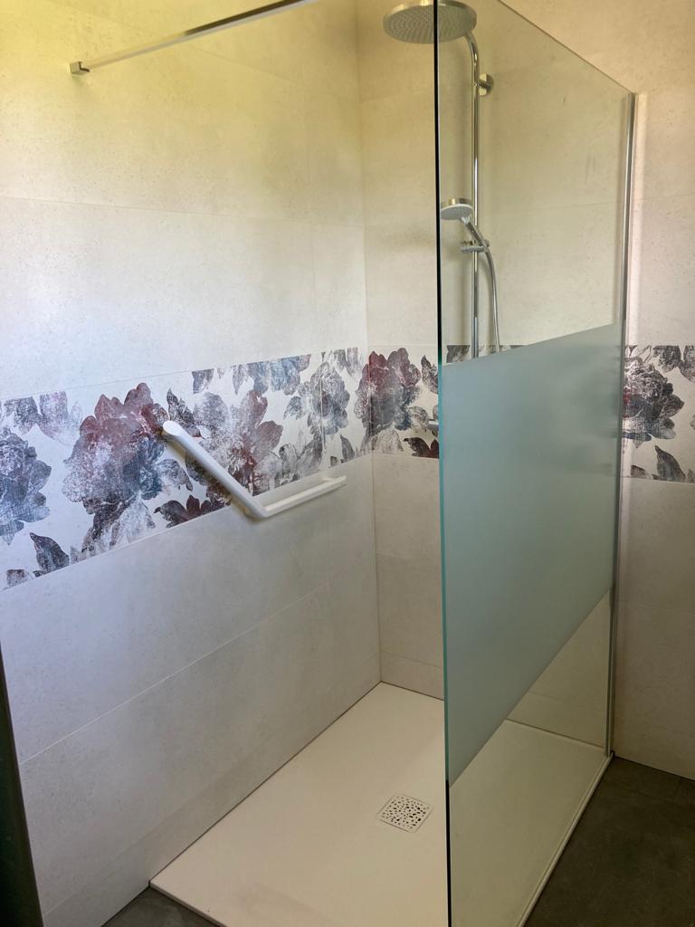 douche avec carrelage fleur